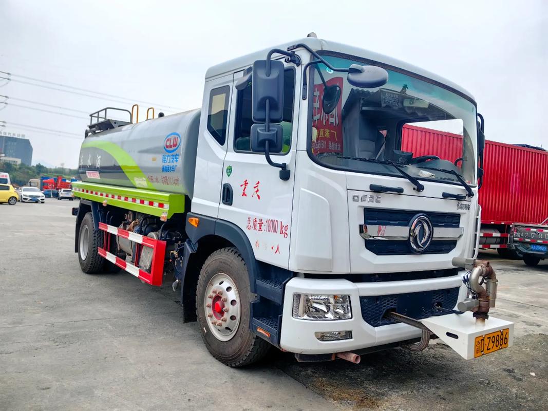 環衛車廠家在園林綠化工程中的關鍵角色 灑水車與專用車的專業應用